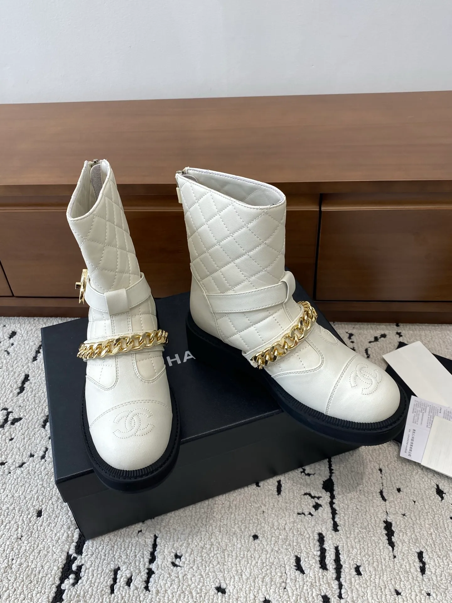 👟👟Ex-factory price 700👟👟 High version🍀 CHANEL 2025s autumn and winter series short boots, made of imported cowhide, with an additional height of 5cm to show leg length. Chanel's classic rhombus is used on the boot shaft, which Xiao Meimei particularly likes. This is Chanel's most popular style this autumn and winter. In addition, the entire boot shaft is equipped with a classic chain and school bag buckle. It is made of full-grain cowhide and uses a rear zipper. It is easy to put on the foot and super comfortable. It is a must-have for this autumn and winter. 🔴 Upper material: imported cowhide leather with anti-rust metal chain ❤︎ Consistently authentic ❤︎ Outsole: original Italian anti-slip rubber outsole Number of yards: 35-40 (40 is custom-made, non-refundable and non-exchangeable) Buy now 👉 Buy now 👉 Buy now 👉 Buy now 👉 Buy now 👉 Buy now 👉 Buy now 👉 Buy now 👉 Buy now 👉 Buy now 👉